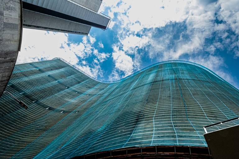 Edifício Copam: Uma vista panorâmica da cidade, com seus edifícios imponentes e a urbanidade paulistana.