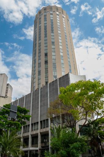 Edifício Itália: Um clássico que se destaca no horizonte, proporcionando vistas deslumbrantes da cidade.
