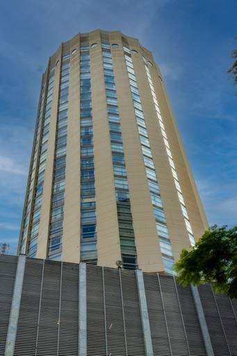Edifício Itália: Um clássico que se destaca no horizonte, proporcionando vistas deslumbrantes da cidade.
