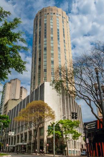 Edifício Itália: Um clássico que se destaca no horizonte, proporcionando vistas deslumbrantes da cidade.
