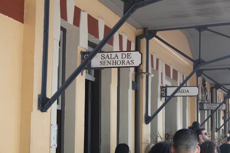 Sala de Senhoras: antiga sala para encontro e espera de mulheres na estação de trem - interior de SP.