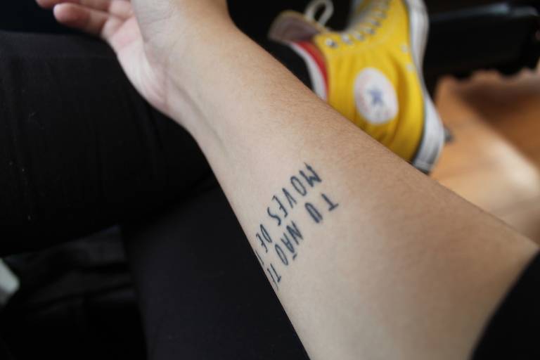 Registro fotográfico de tatuagem com a escrita 