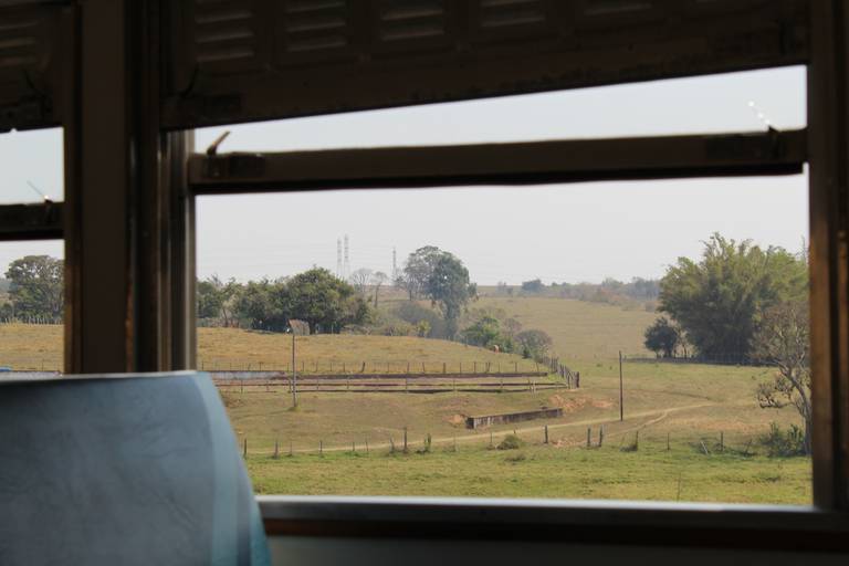 Fotografia capturada através da janela de um trem - interior de SP.