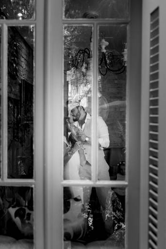 noivos se beijando na janela com reflexo mini wedding