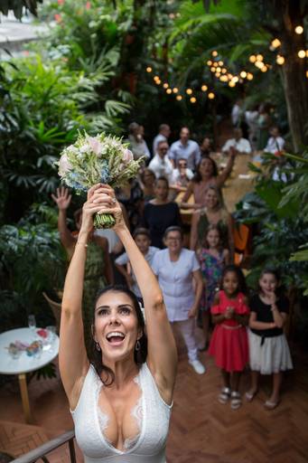 noiva jogando o buquê casamento mini wedding