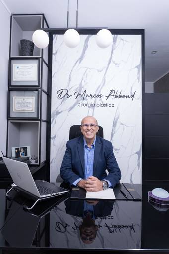 Marcos - Cirurgião Plástico