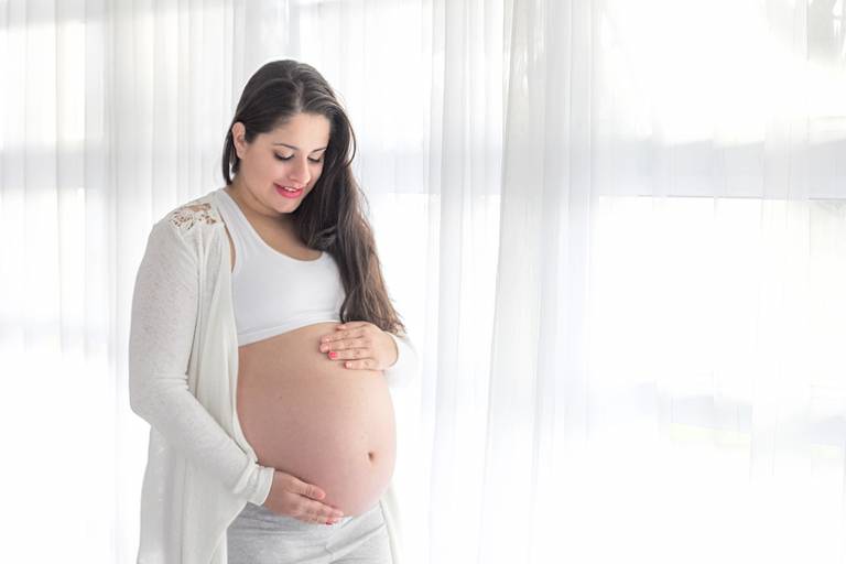 fotografia de gestante com luz natural