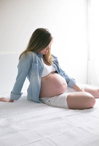 fotografia de gestante em casa