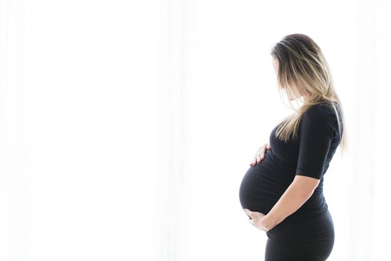 Fotografia de gestante lifestyle com luz natural