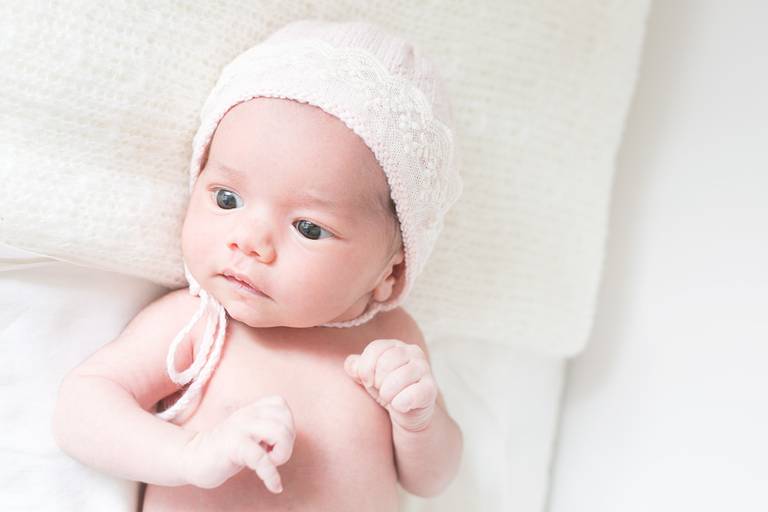 recém-nascido menina em casa 