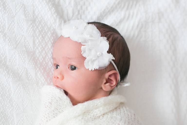 recém-nascido menina em casa
