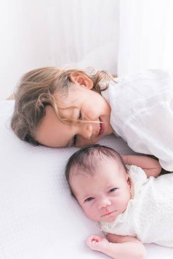 ensaio recém-nascido com irmão 