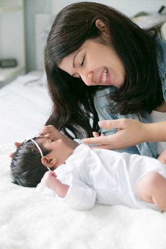 ensaio recém-nascido e mãe na casa