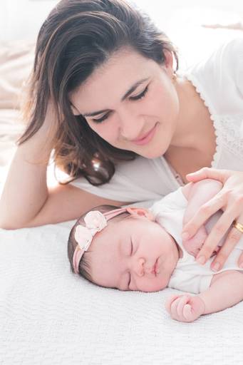 mae e filha recém-nascida