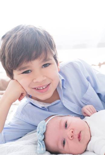 foto recém-nascido e irmão em casa 