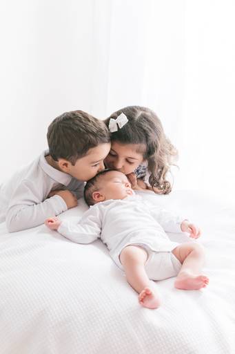 ensaio recem nascido com irmãos 