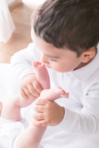 ensaio recém-nascido com irmão