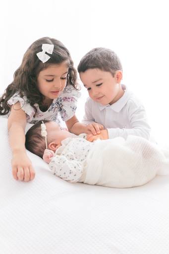 ensaio recém-nascido com irmãos 