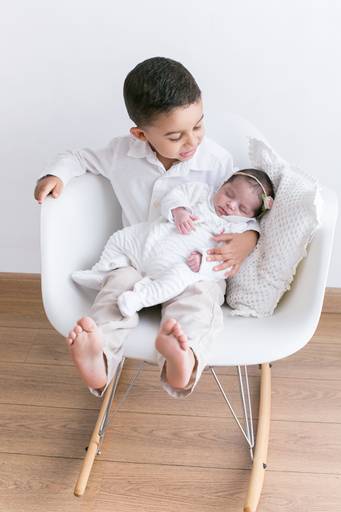 recém-nascido e irmão mais velho