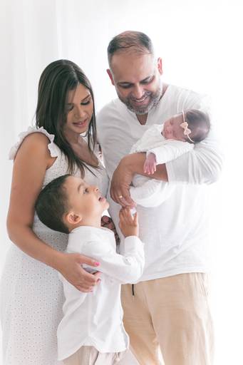 família e recém-nascido