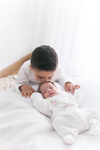 recém-nascido e irmão