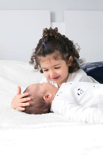 recém-nascido e irmã