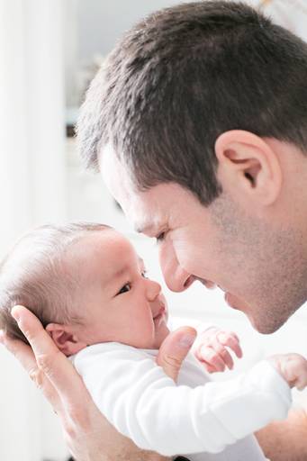  recém-nascido e pai