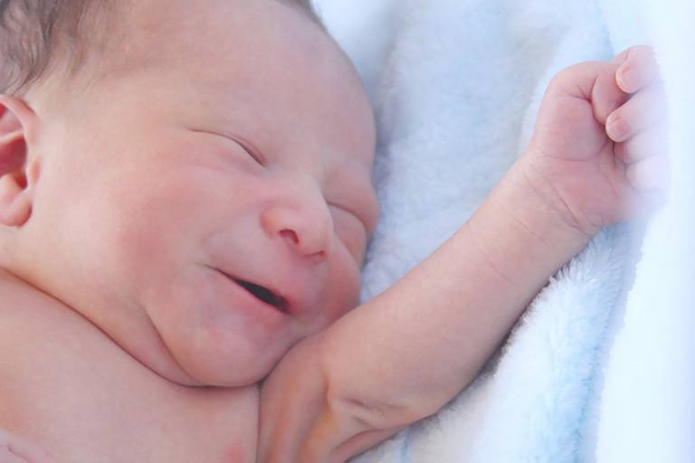 foto recém-nascido feliz