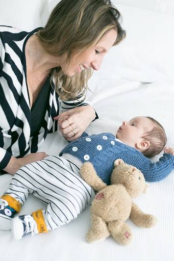 ensaio bebe com mãe em casa