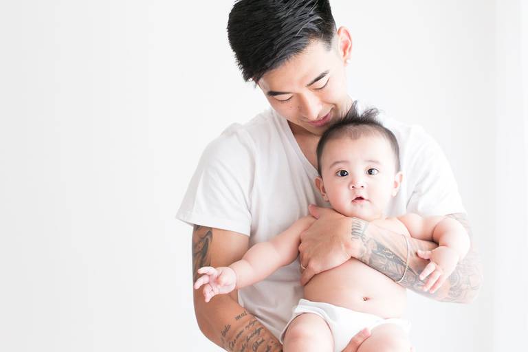 bebe japonês com pai