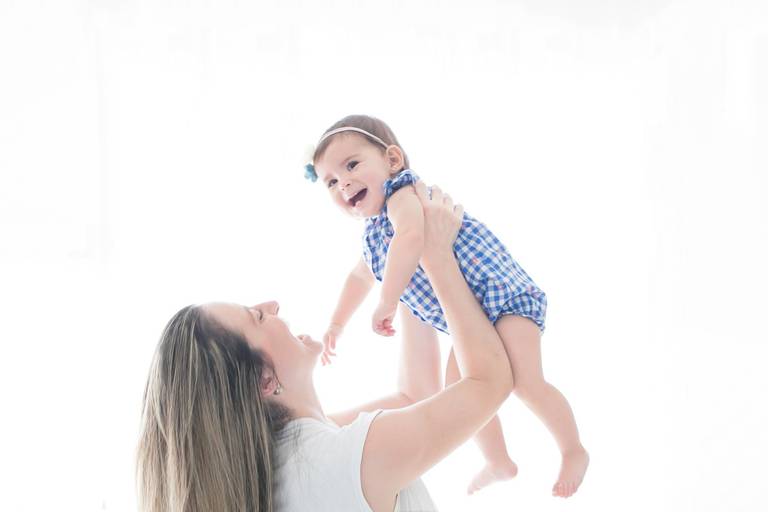  bebe com mãe brincando