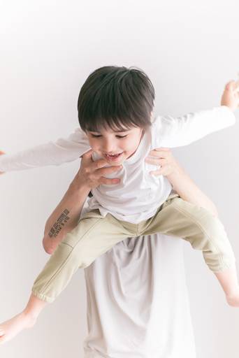 foto menino brincando de voar