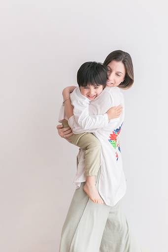 foto mãe e filho se abraçando
