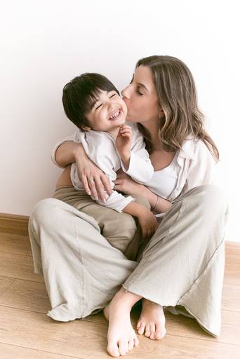 foto mãe beijando filho