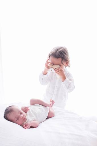 bebe e irmão mais velho