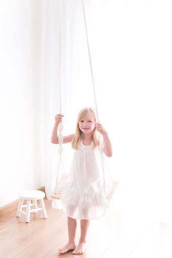 foto luz natural decriança em estúdio
