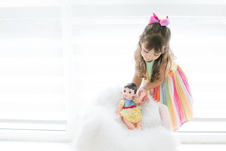 fotografia menina e boneca
