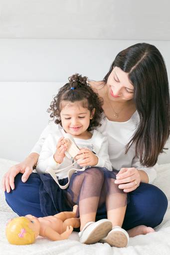 foto mãe e filham casa