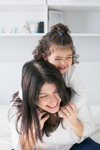 fotografia mãe e filha brincando