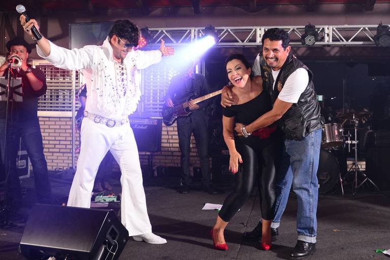 Cover do Euvis presley- festa de 50 anos com moto