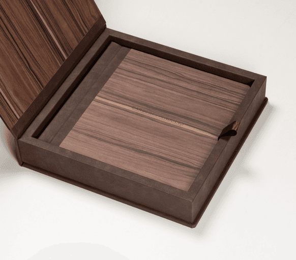 Album encadernado com capa de madeira e caixa