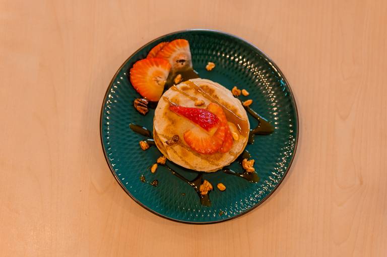 PANQUECA DE MEL E GRANOLA COM MORANGOS