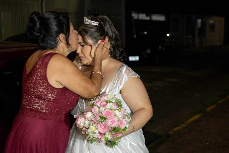 Zemar Fotografia, Mãe abençoanda filha, Mâe beijando filha pronta para o Altar, Noiva sendo abençoada pela mãe
