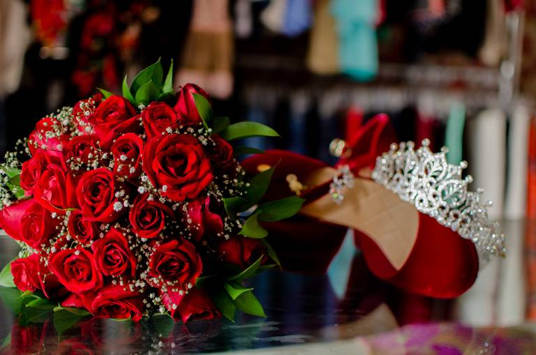 Zemar Fotografia - Detalhe d buque de flores com sapato e acessórios da noiva