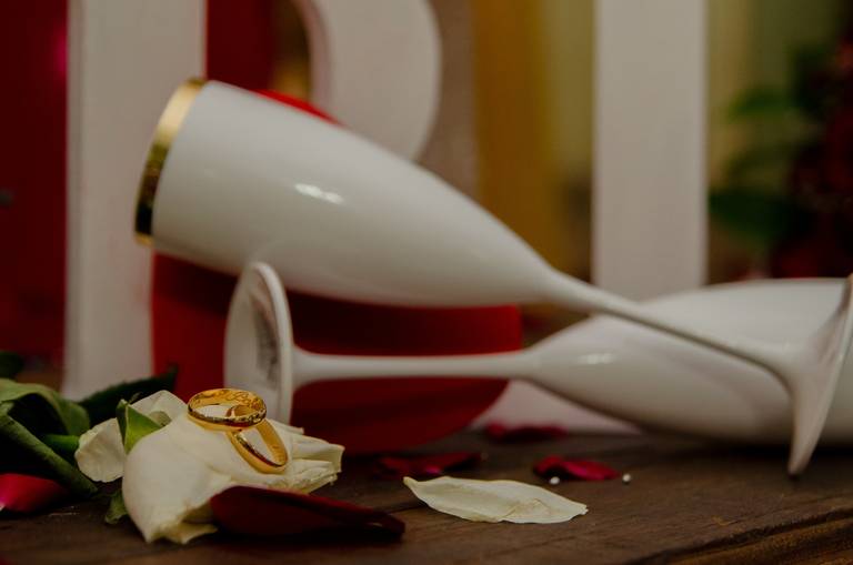 Zemar Fotografia - Detalhe das alianças dos noivos com taças