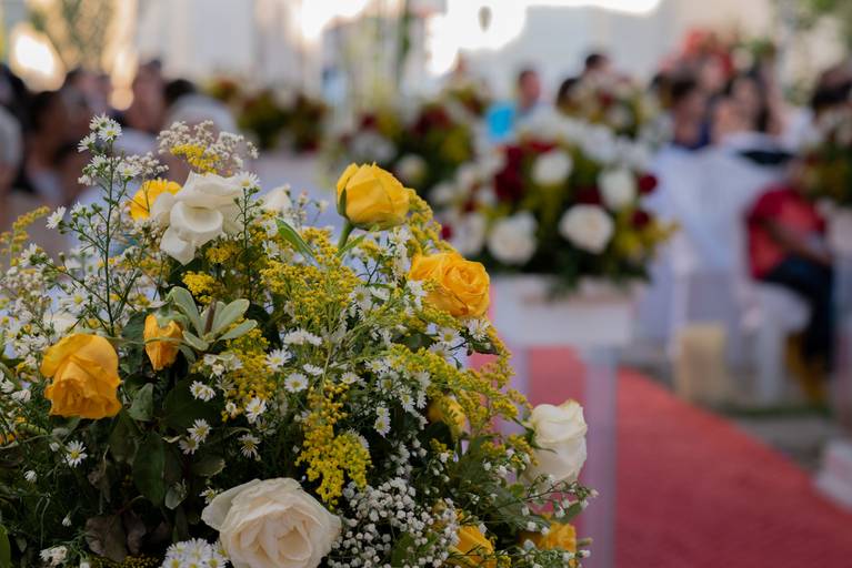 Zemar Fotografia - Detalhe da decoração da Igreja com flores amarelas