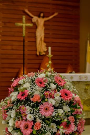 Zemar Fotografia - Detalhe da decoração da Igreja com flores rosas