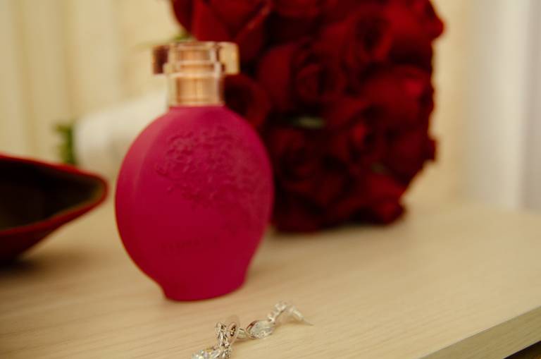 Zemar Fotografia - Detalhe de acessórios da noiva com buque ao fundo