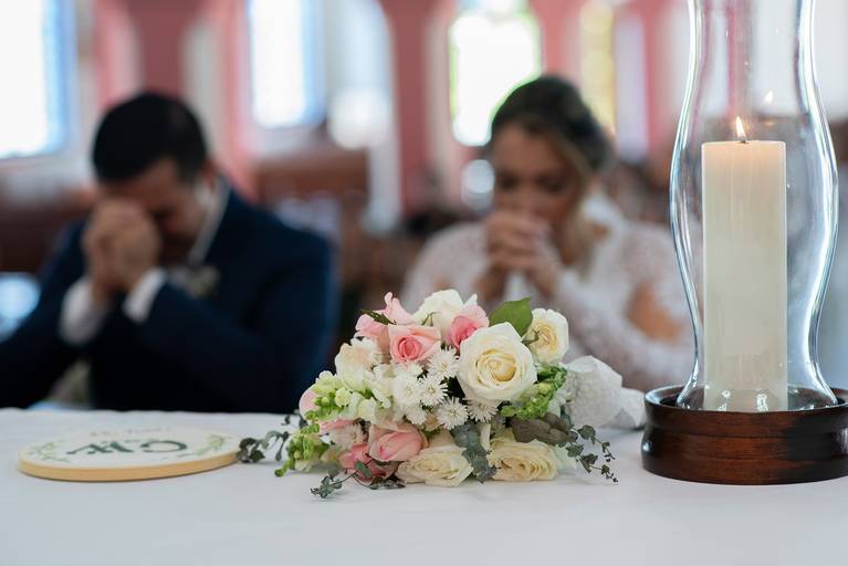 Noiva, Noivos, Casamento, Casamento religioso, Buquê de noiva, Buquê, Vela no altar, Noivos rezando