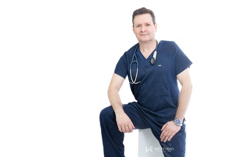 Dr. Leo Fernandes - Cirurgião Plástico - Foto Studio - Redes Sociais